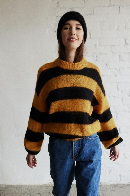 Moherowy sweter pszczołka S